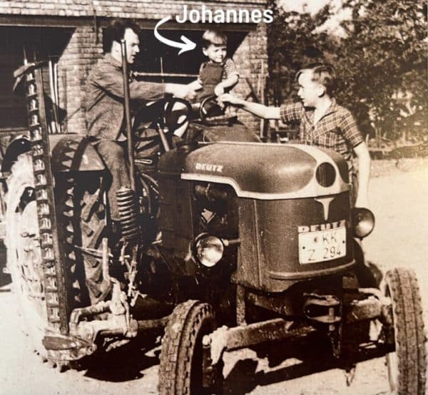 Johhanes als Kind auf Traktor